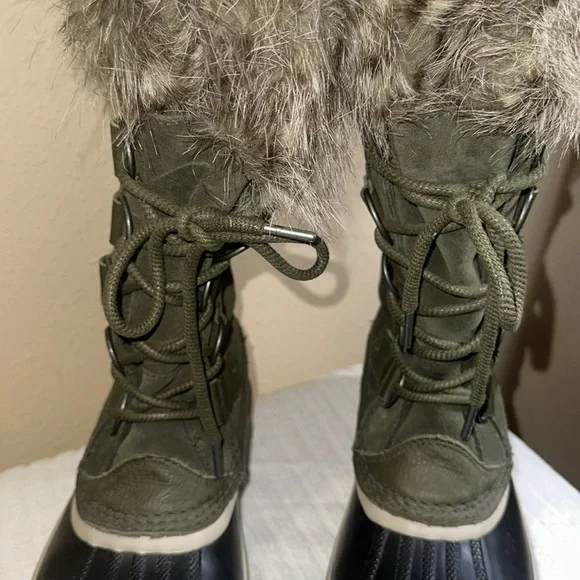 Sorel boots size 8 - Picture 3 of 9